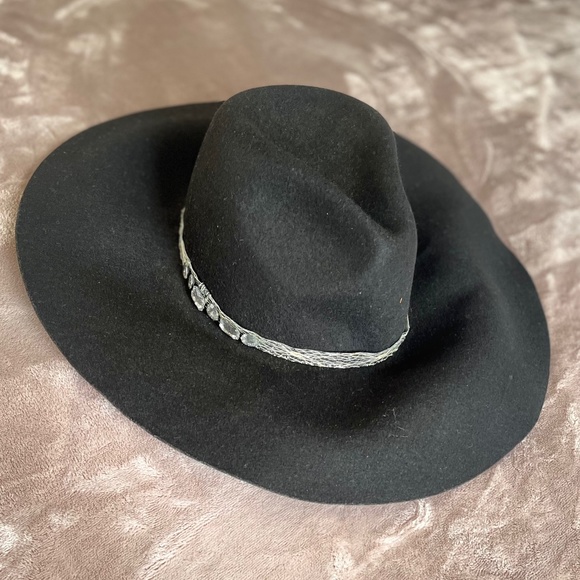 Badgley Mischka wool hat